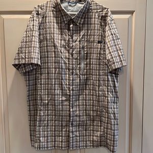 Columbia short sleeve shirt with sun protection in back vents